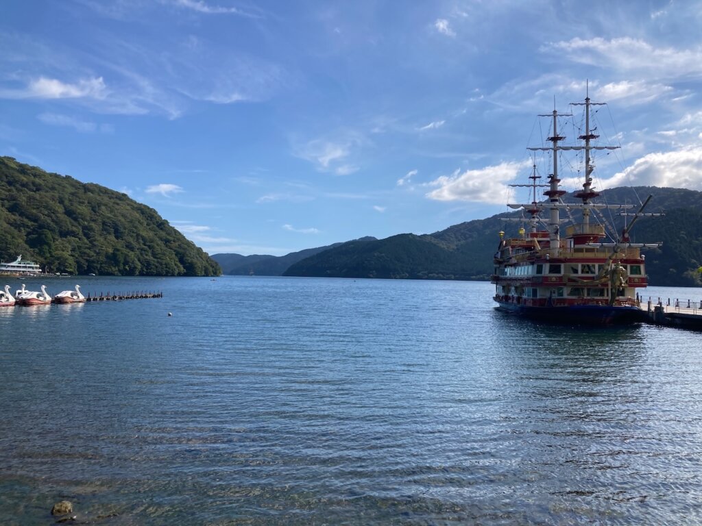 芦ノ湖と海賊船